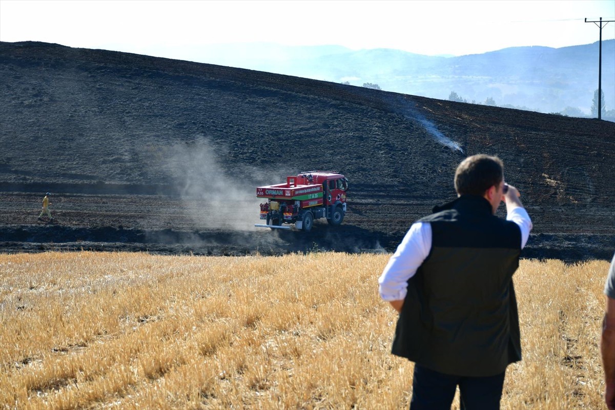 Çanakkale'nin Biga ilçesinde orman dışı alanda çıkan yangın, havadan ve karadan müdahaleyle...