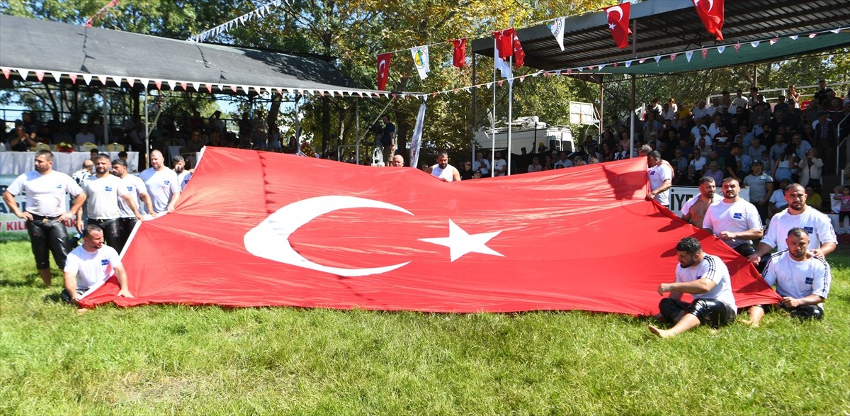 Çanakkale'nin Lapseki ilçesine bağlı Çardak Güreş Sahası'nda düzenlenen 291. Tarihi Çardak Yağlı...