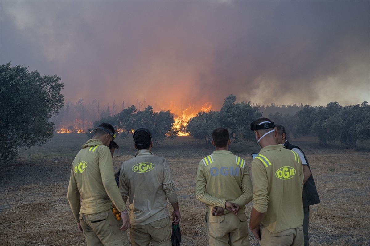 Çanakkale'nin merkez ilçesine bağlı Kepez beldesinde çıkan orman yangınına 2. gününde havadan ve...