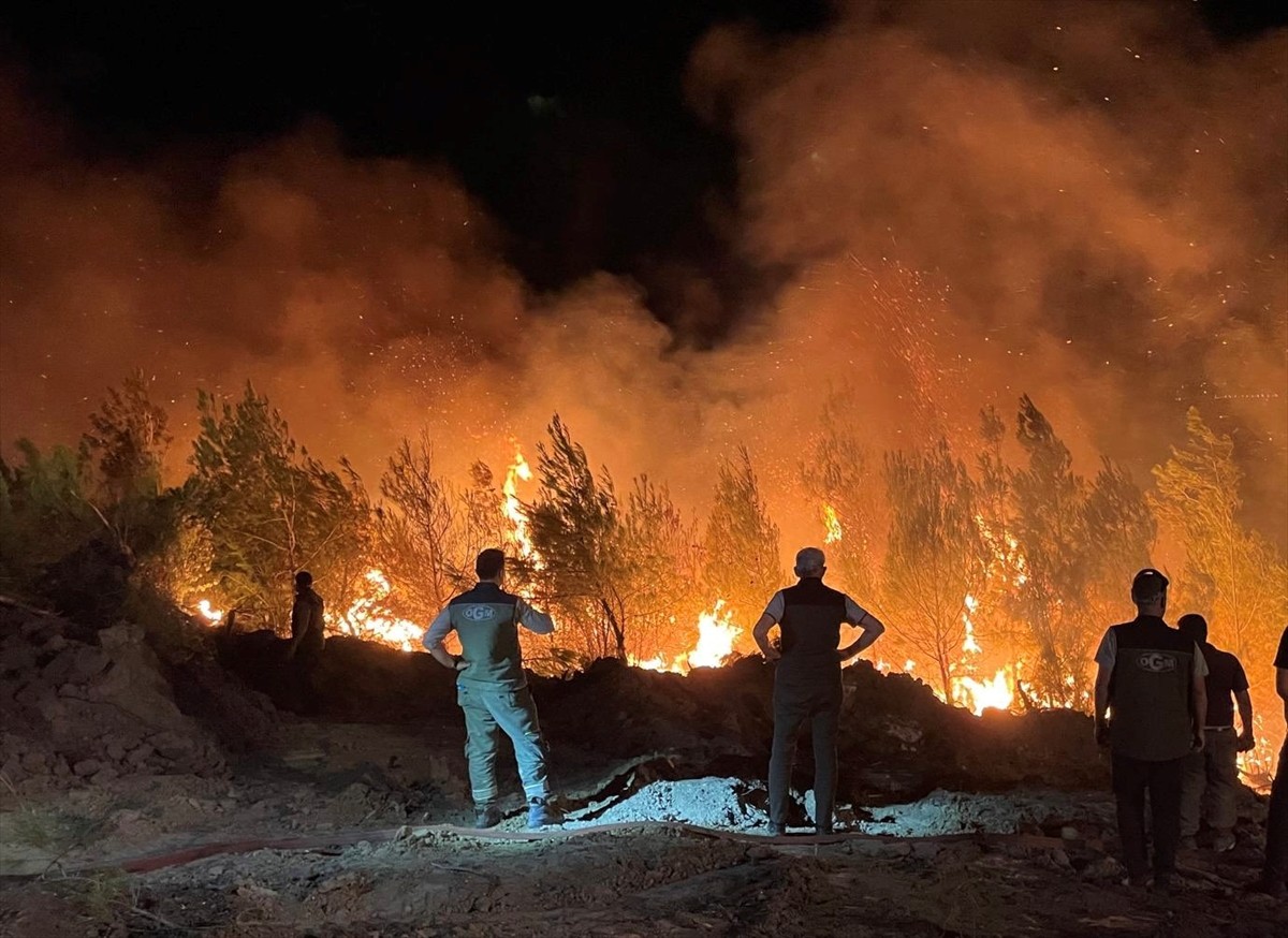 Çanakkale'nin merkez ilçesine bağlı Kepez beldesinde çıkan orman yangınına 2. gününde havadan ve...