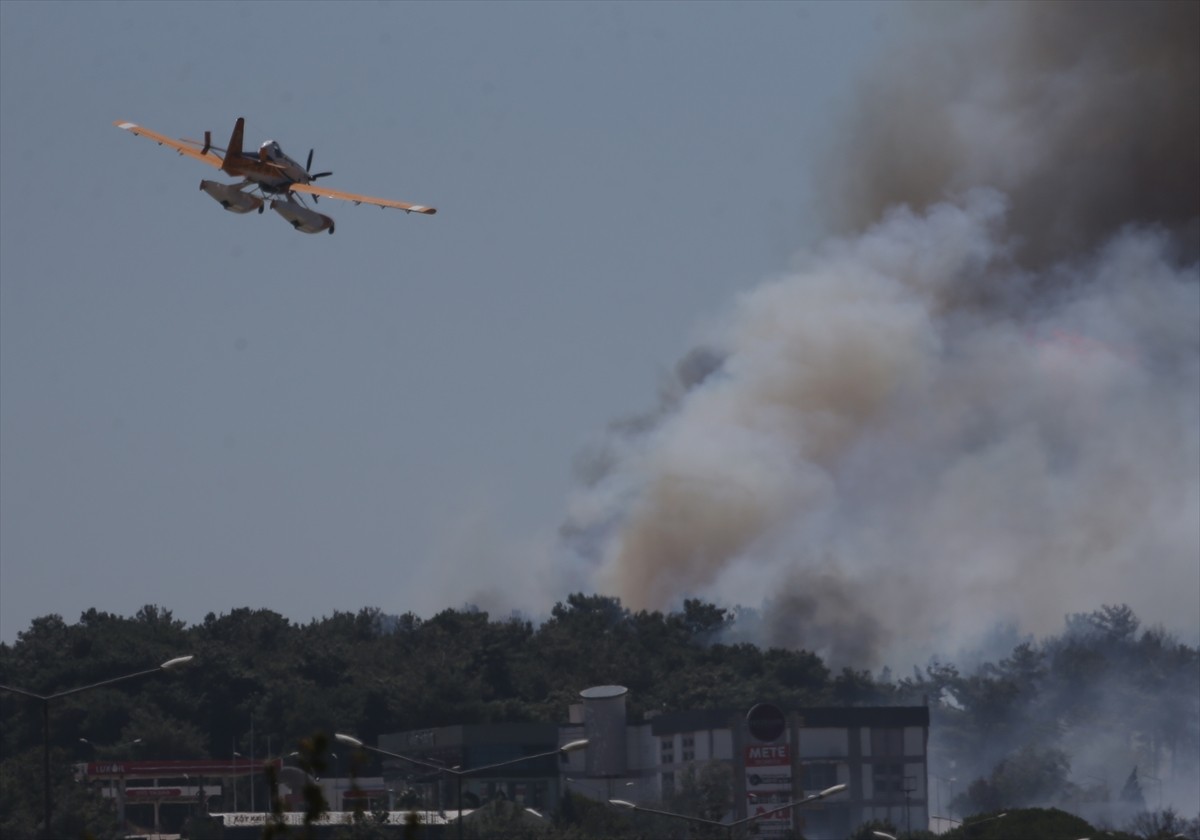 Çanakkale'nin merkez ilçesine bağlı Kepez beldesinde çıkan orman yangınına havadan ve karadan...