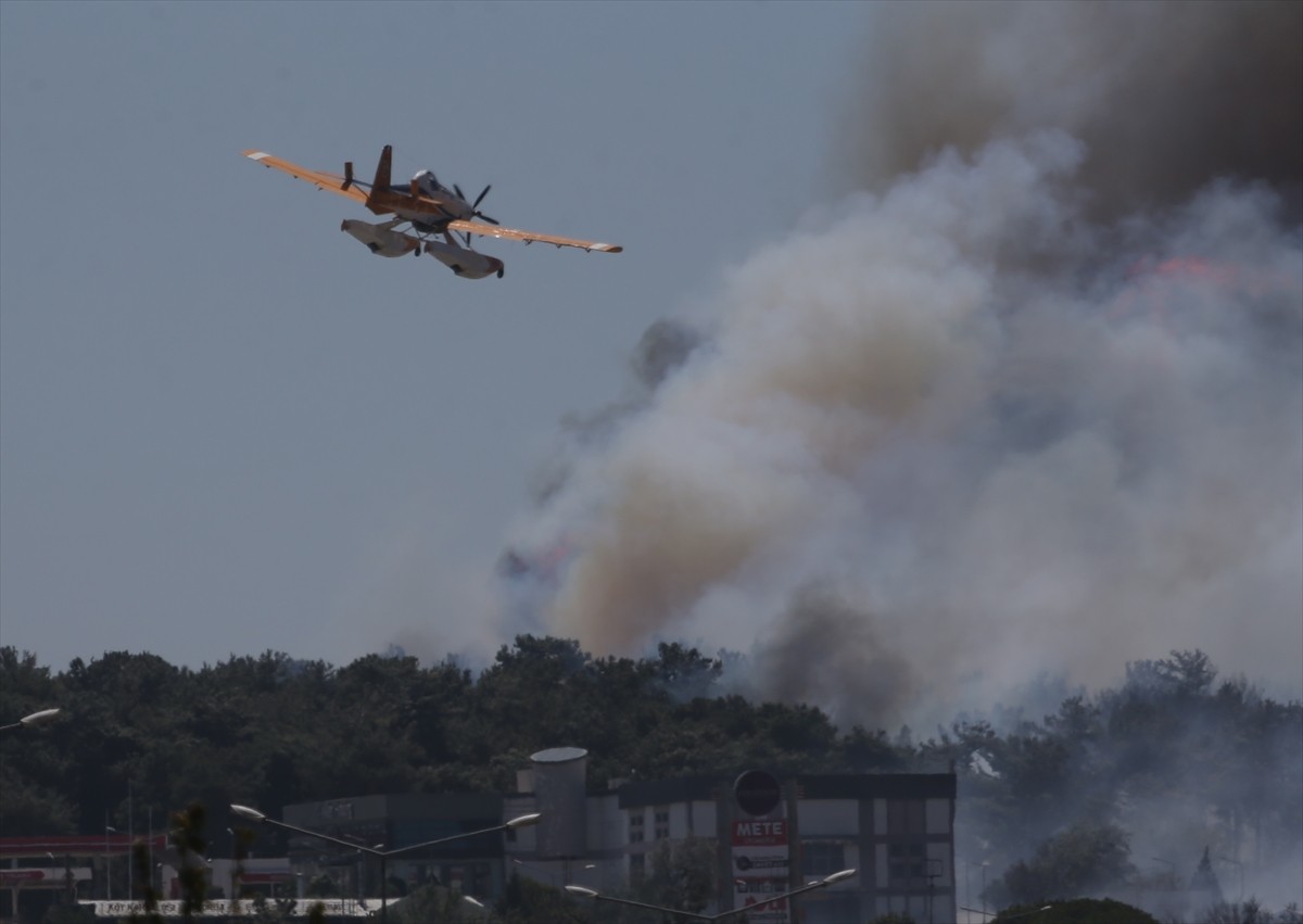 Çanakkale'nin merkez ilçesine bağlı Kepez beldesinde çıkan orman yangınına havadan ve karadan...