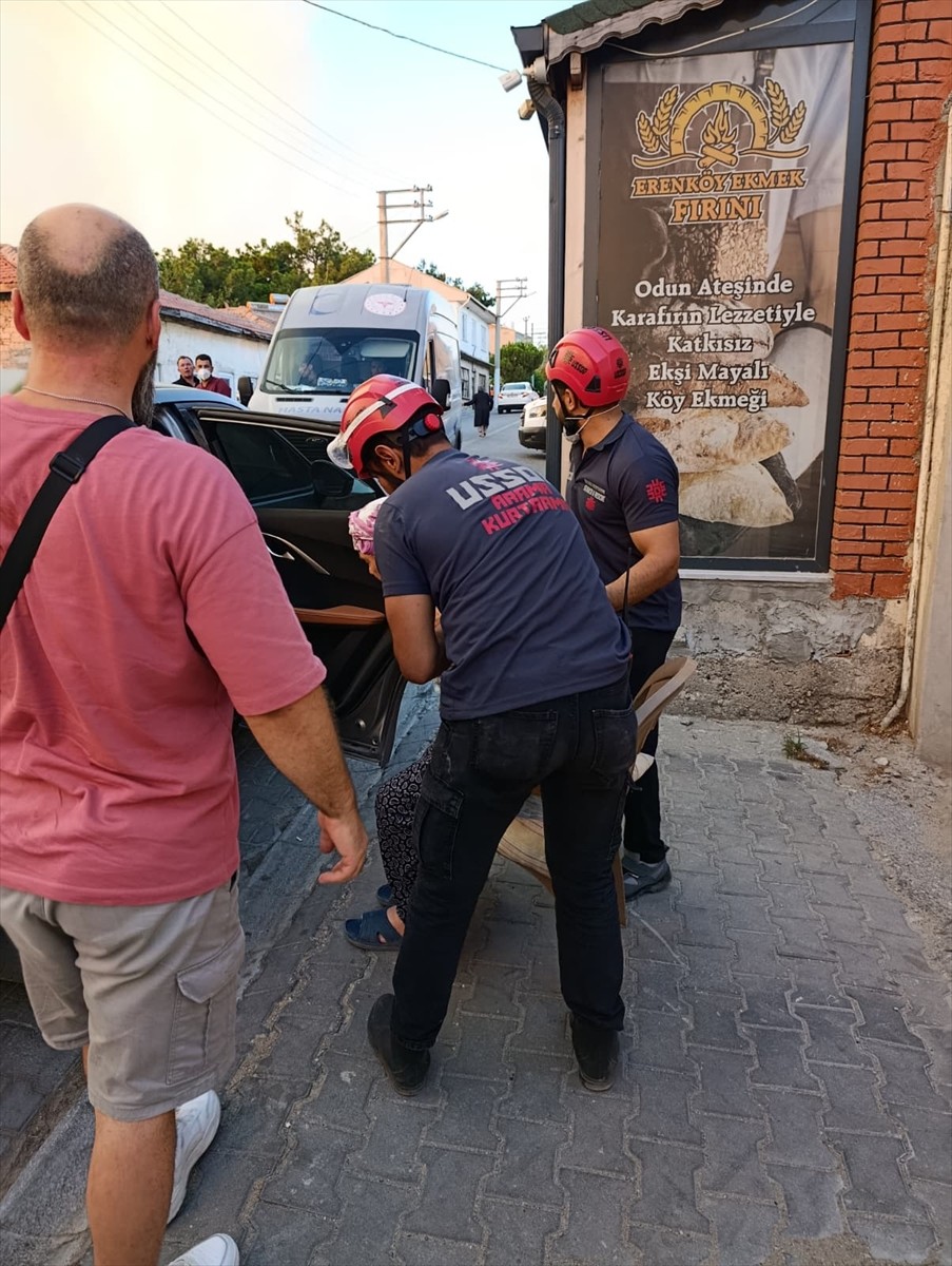 Çanakkale'nin merkez ilçesine bağlı Kepez beldesinde çıkan orman yangınında, tahliye çalışmaları...