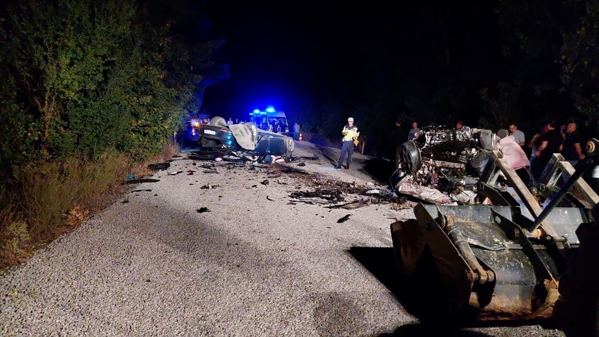 Çanakkale'nin Yenice ilçesinde iki otomobilin çarpışması sonucu 6 kişi yaşamını yitirdi.