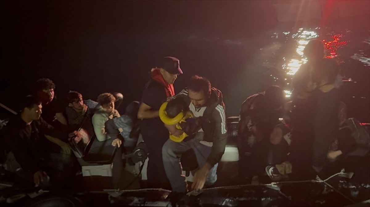 Çanakkale açıklarında 15'i çocuk 25 düzensiz göçmen yakalandı.