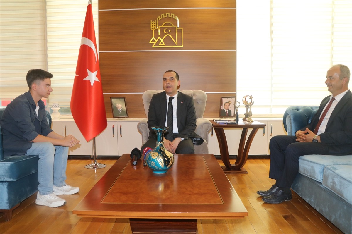 Çankırı'da rüzgarda ters dönen Türk bayraklarını düzelten Mert Can Ballıca (16), Çankırı Valisi...