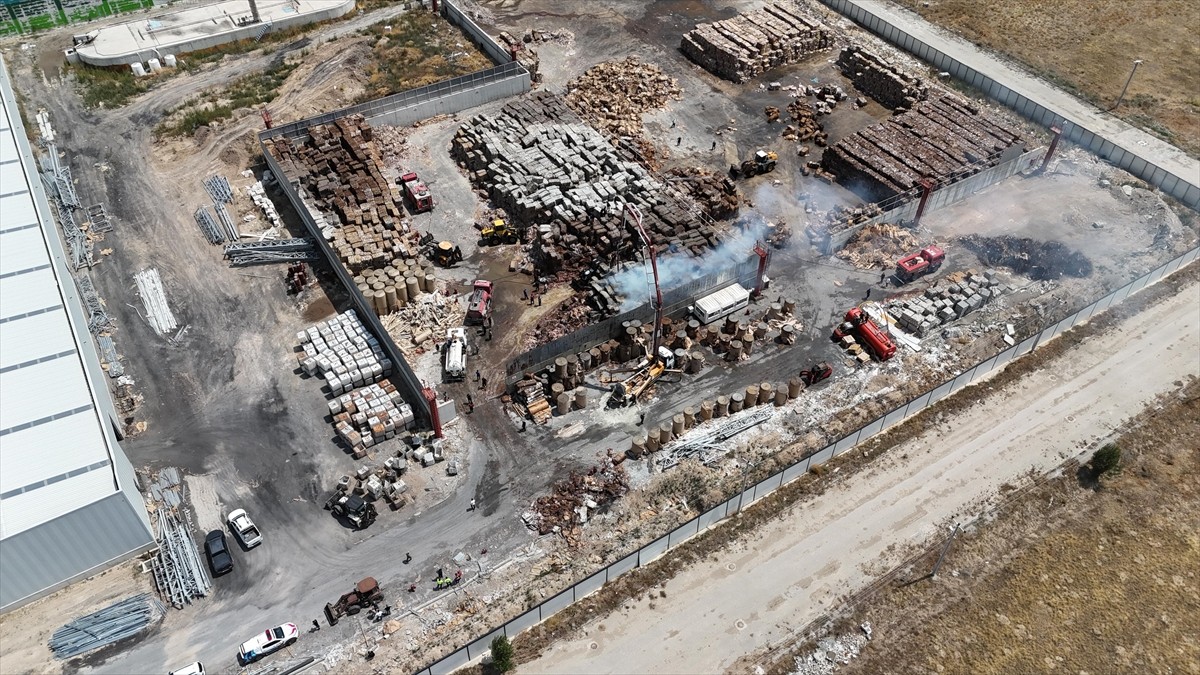 Çankırı'nın Çerkeş ilçesinde kağıt fabrikasında çıkan yangın söndürüldü.