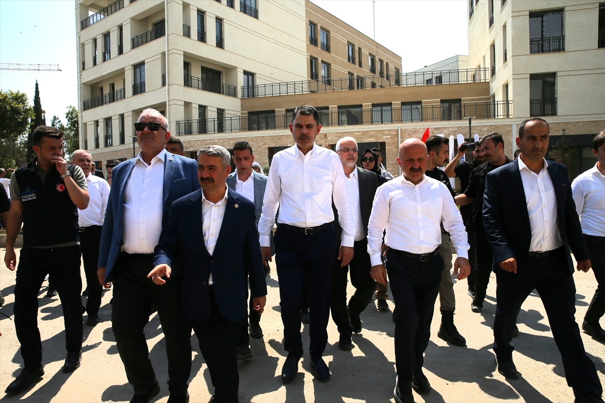 Çevre, Şehircilik ve İklim Değişikliği Bakanı Murat Kurum (ortada), Adıyaman'daki Emlak Konut...