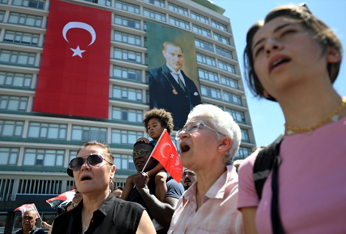CHP Ankara İl Başkanlığı üyeleri, 30 Ağustos Zafer Bayramı dolayısıyla Ulus'taki Atatürk heykeli...