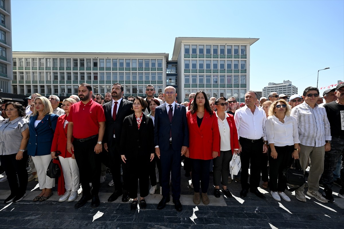 CHP Ankara İl Başkanlığı üyeleri, 30 Ağustos Zafer Bayramı dolayısıyla Ulus'taki Atatürk heykeli...