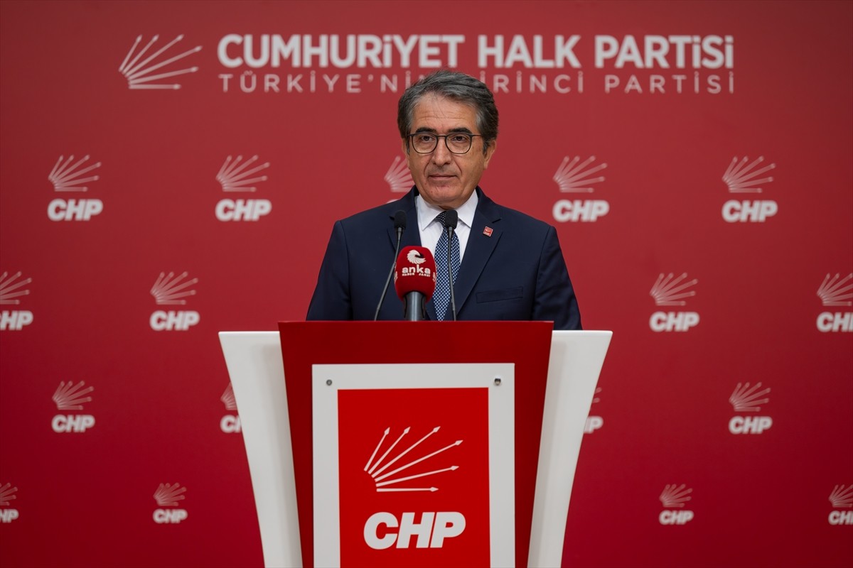 CHP Genel Başkan Yardımcısı Yalçın Karatepe, partisinin genel merkezinde basın toplantısı...