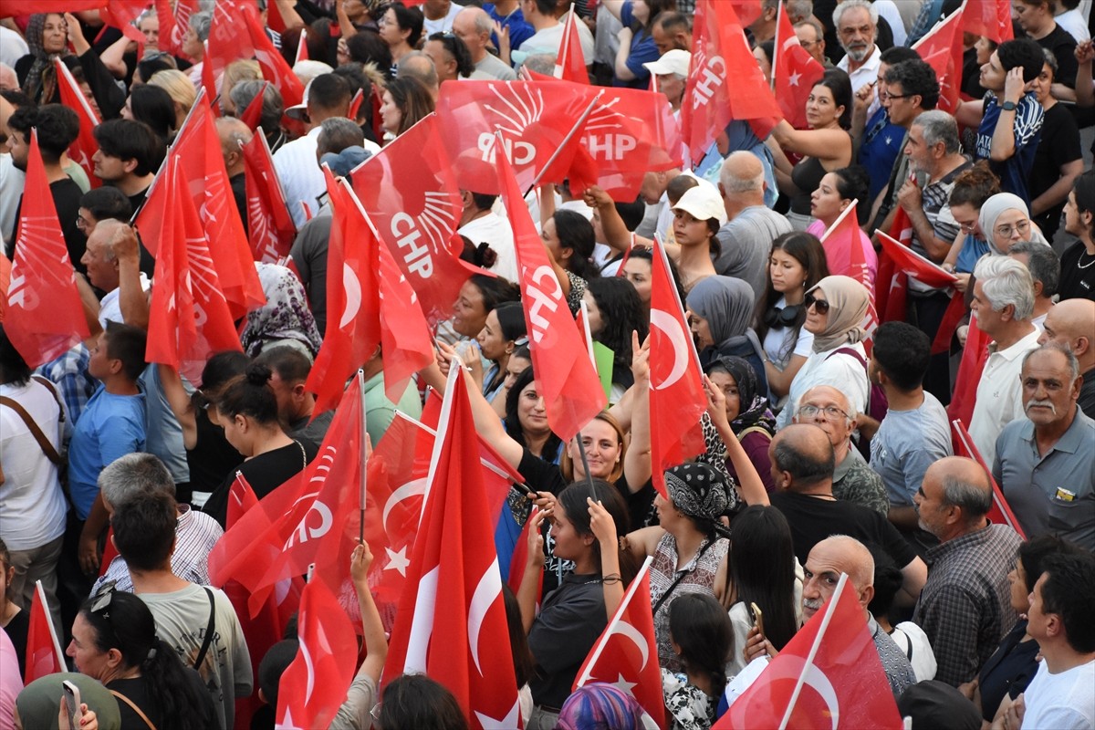 CHP Genel Başkanı Özgür Özel, Aksaray'da partisinin 15 Temmuz Milli İrade Meydanı'nda "Millet...