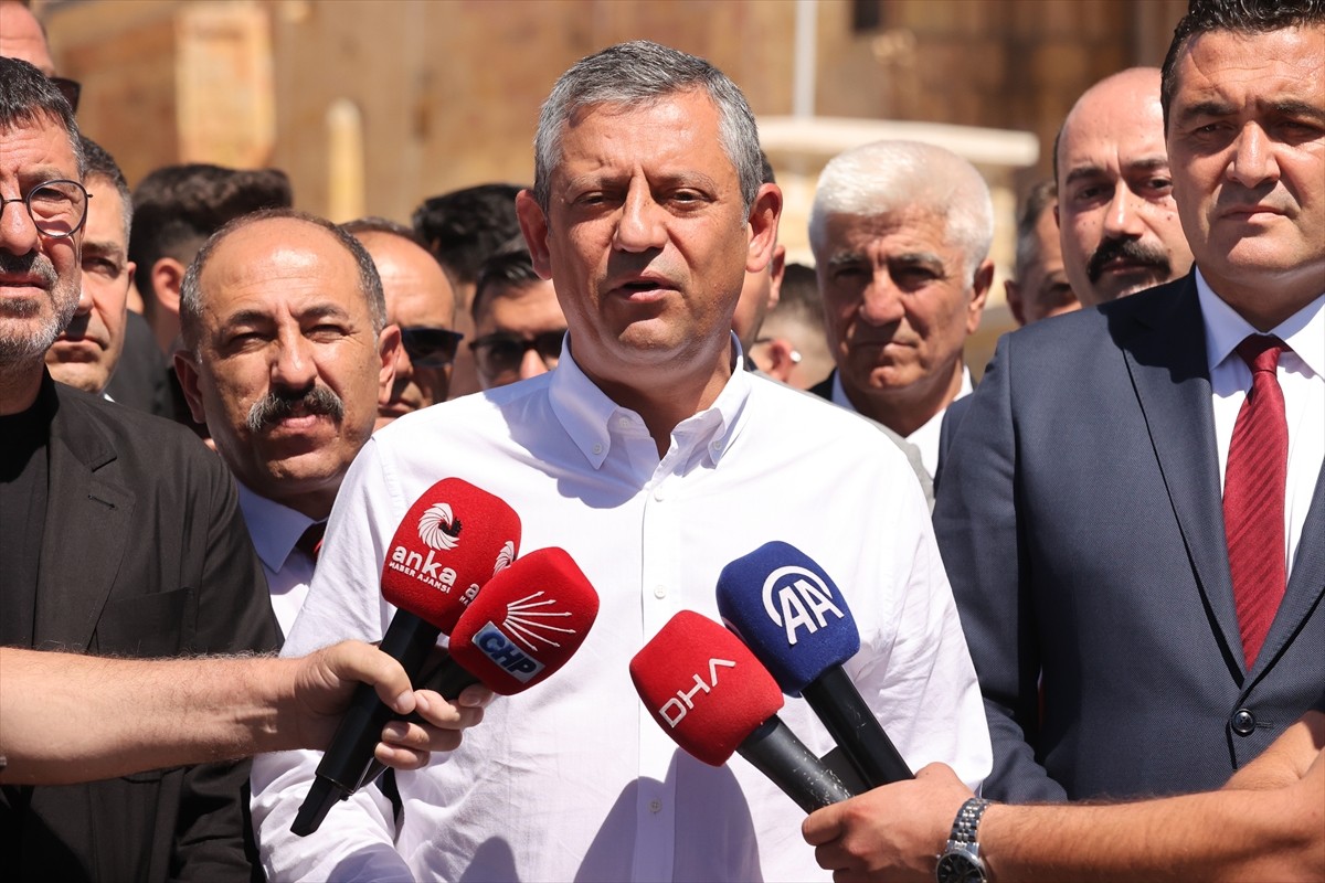 CHP Genel Başkanı Özgür Özel, çeşitli temaslarda bulunmak üzere geldiği Sivas'ın Divriği ilçesinde...