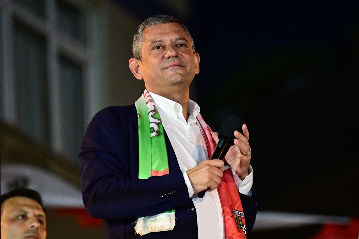 CHP Genel Başkanı Özgür Özel, İstanbul Büyükşehir Belediyesine (İBB) yönelik yolsuzluk ve terör...