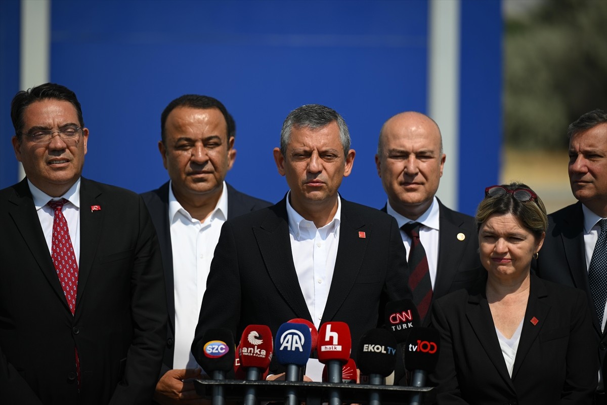 CHP Genel Başkanı Özgür Özel, parti heyetiyle Kahramankazan ilçesinde TUSAŞ Merkez Yerleşkesi'ne...