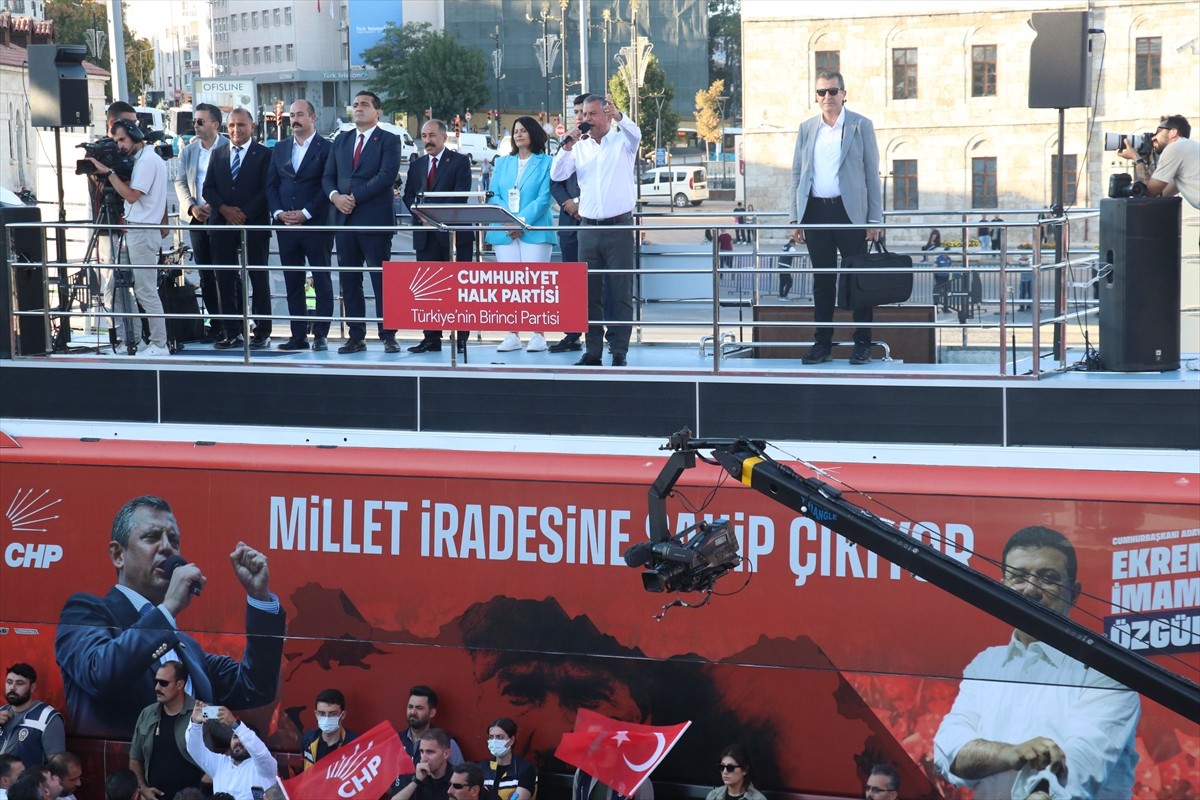 CHP Genel Başkanı Özgür Özel, partisince Sivas Tarihi Kent Meydanı'nda düzenlenen "Millet...