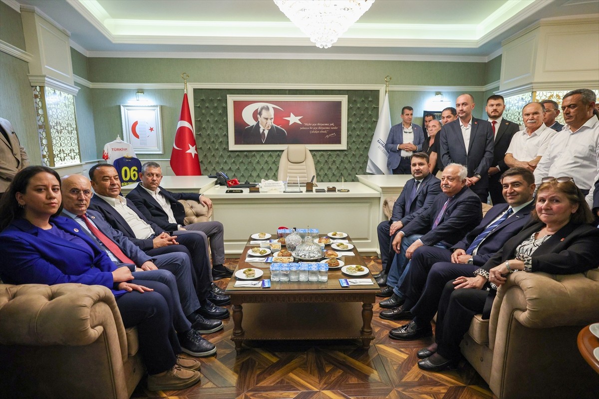 CHP Genel Başkanı Özgür Özel (solda), Ankara'nın Kahramankazan ilçesinde çeşitli ziyaretler...