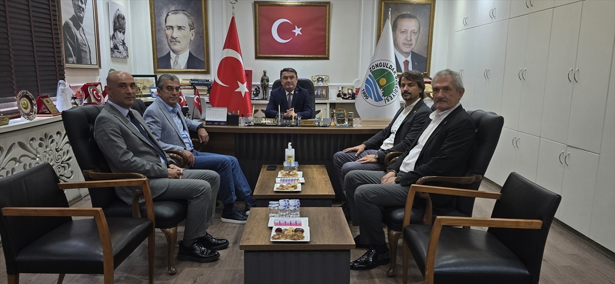 CHP Grup Başkanvekili Gökhan Günaydın (solda), partisinin Zonguldak İl Başkanlığı'nı ziyaret etti....