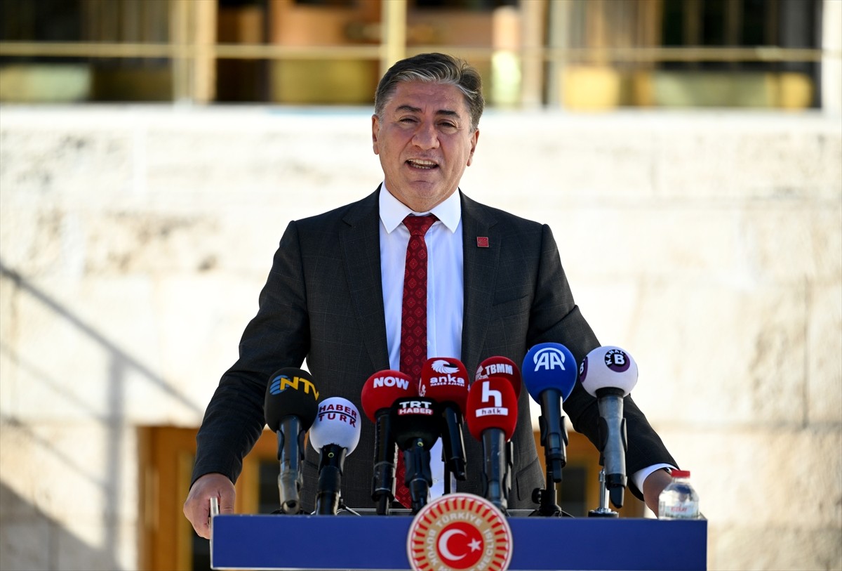 CHP Grup Başkanvekili Murat Emir, TBMM basın kapısında gazetecilere açıklamada bulundu.