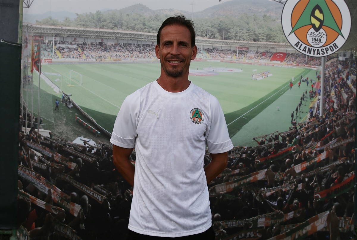 Corendon Alanyaspor Teknik Direktörü Joao Pereira(fotoğrafta), geçen sezon yaşadıkları zor süreci...