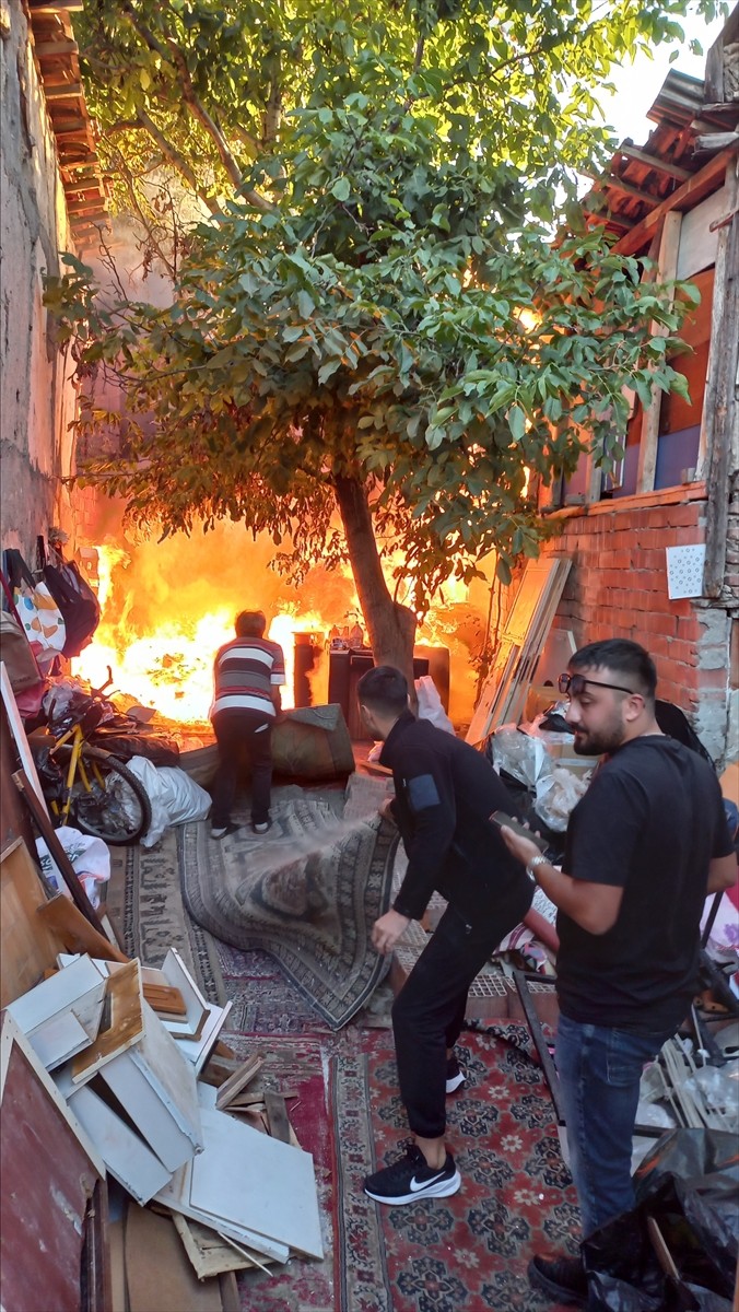 Çorum'da çıkan yangında 4'ü metruk 5 ev zarar gördü.