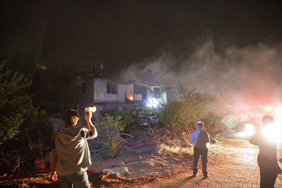 Çorum'da, mandırada çıkan yangında ilk belirlemelere göre 100'den fazla kuzu telef oldu, 2 ev...