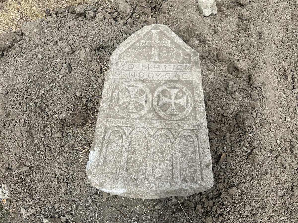 Çorum'un Alaca ilçesinde kepçe operatörünün kanal çalışması yaparken bulduğu, üzerinde haç ve...