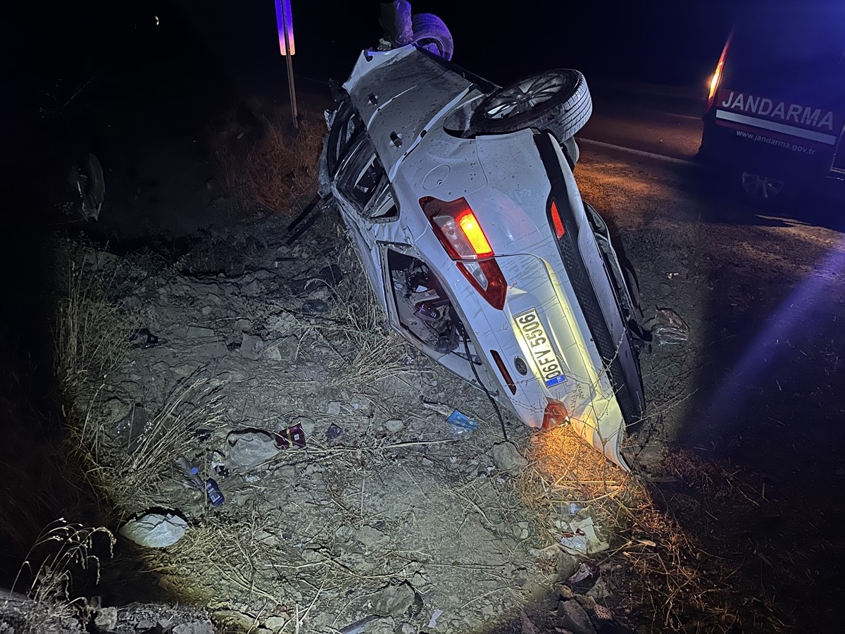 Çorum'un Alaca ilçesinde otomobilin devrilmesi sonucu 5 kişi yaralandı. Kaza yerine jandarma...