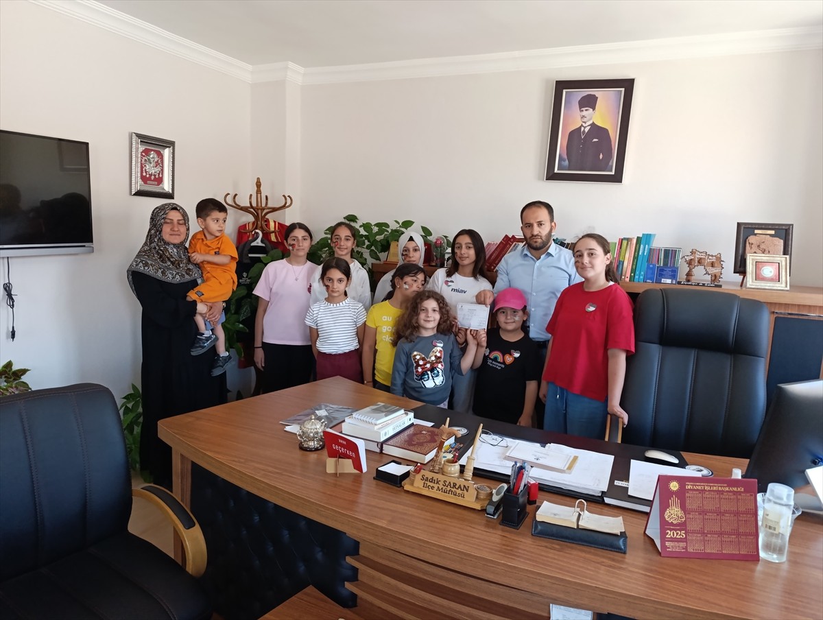 Çorum'un Ortaköy ilçesinde yaz Kur'an kursu öğrencileri, pazarda limonata satarak kazandıkları 10...