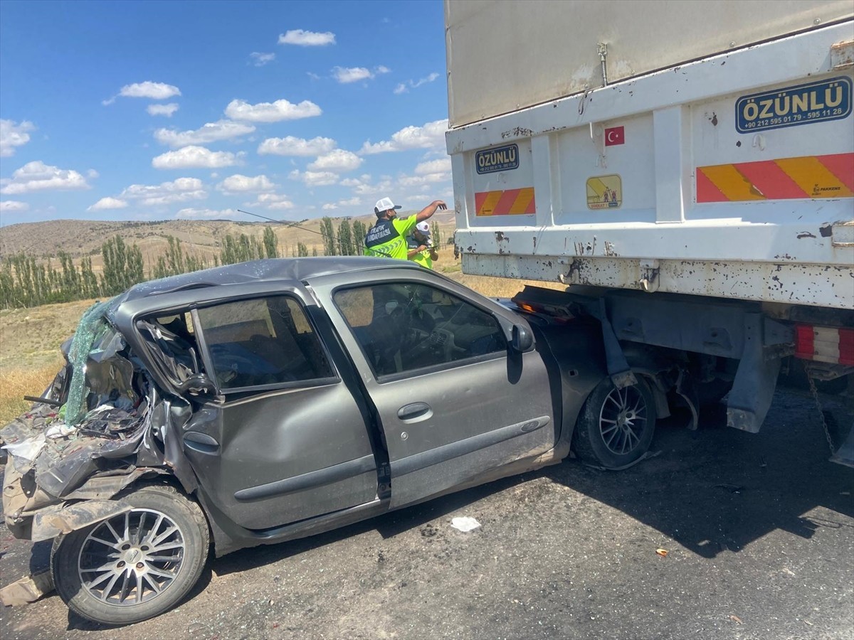 Çorum'un Sungurlu ilçesinde 5 aracın karıştığı zincirleme trafik kazasında 10 kişi...