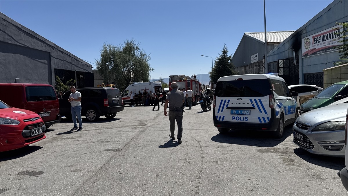 Çorum Sanayi Sitesi'nde bir depoda atık yağ tankına düşen anne ile 12 yaşındaki oğlu hayatını...