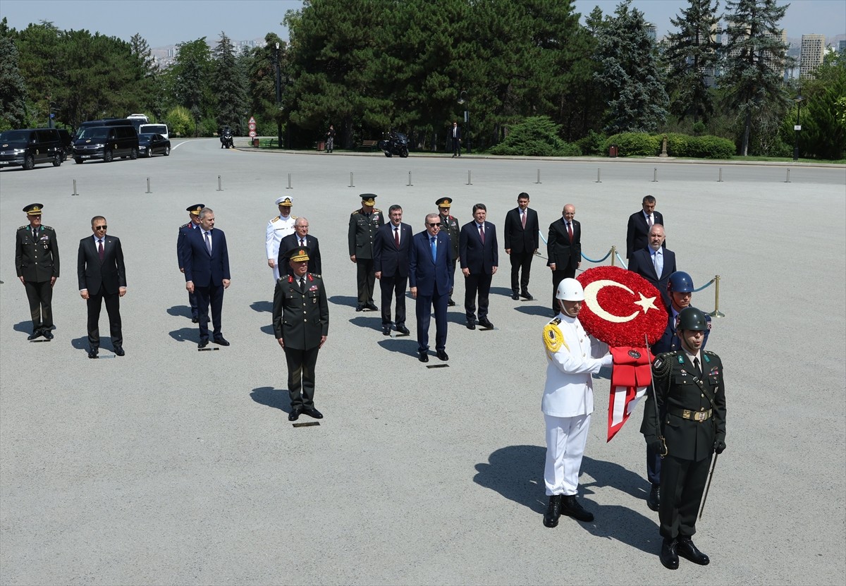 Cumhurbaşkanı Recep Tayyip Erdoğan başkanlığındaki Yüksek Askeri Şura (YAŞ) üyeleri Anıtkabir'i...
