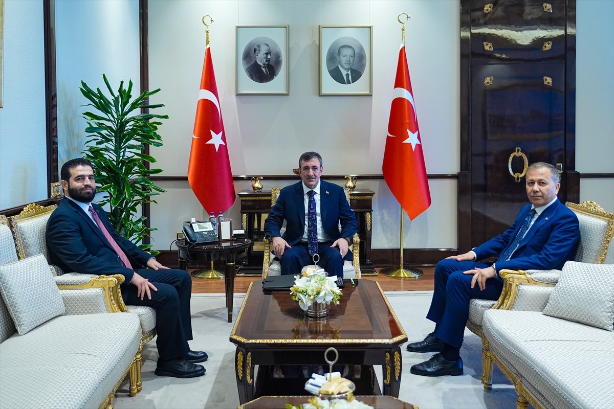 Cumhurbaşkanı Yardımcısı Cevdet Yılmaz (ortada), Suriye İçişleri Bakanı Enes Hattab'ı (solda)...