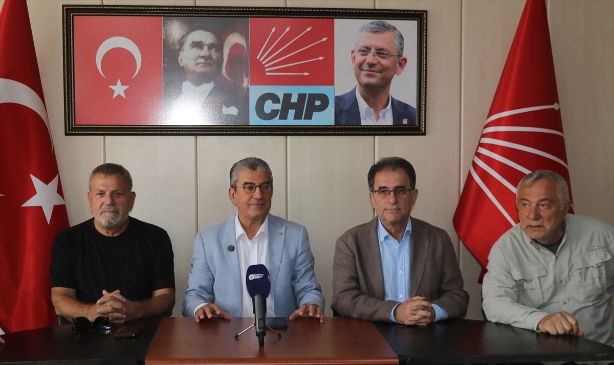 Cumhuriyet Halk Partisi (CHP) Grup Başkanvekili Gökhan Günaydın (ortada) Rize'de partisinin İl...
