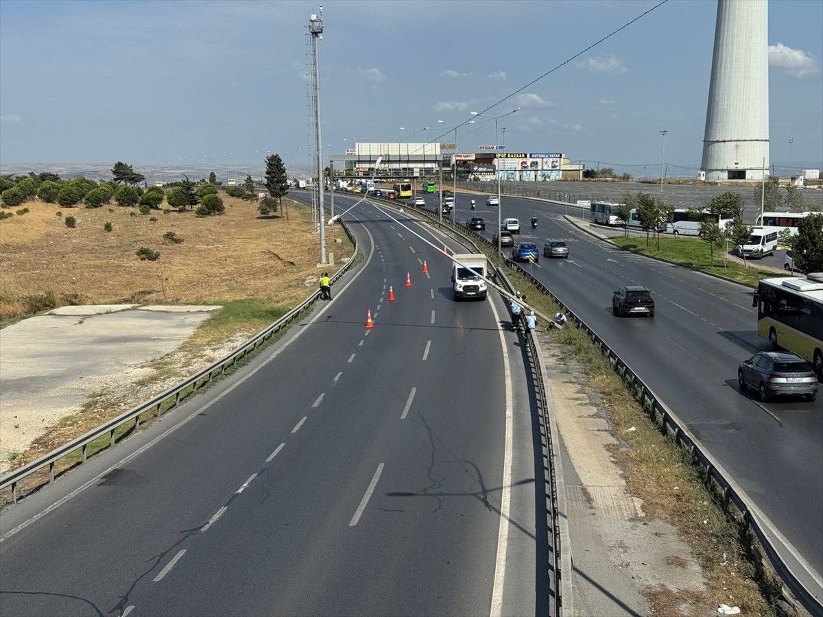 D-100 kara yolu Büyükçekmece mevkisinde fırtına nedeniyle aydınlatma direğinin yan yatması sonucu...
