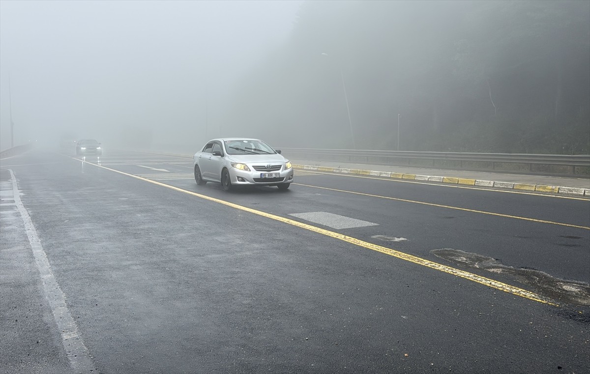 D-100 kara yolunun Bolu Dağı kesiminde sağanak ve sis nedeniyle görüş mesafesi azaldı.