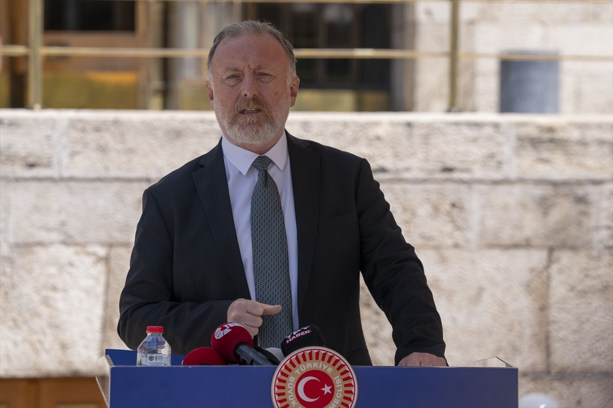DEM Parti Grup Başkanvekili Sezai Temelli, Meclis'te düzenlediği basın toplantısında gündeme...