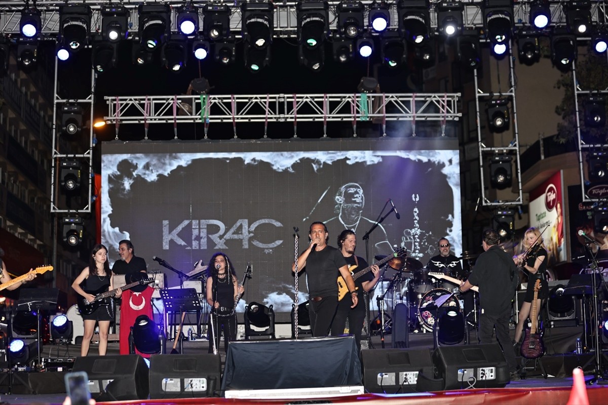 Denizli'de, Denizli Büyükşehir Belediyesince 15 Temmuz Delikliçınar Şehitler Meydanı'nda...