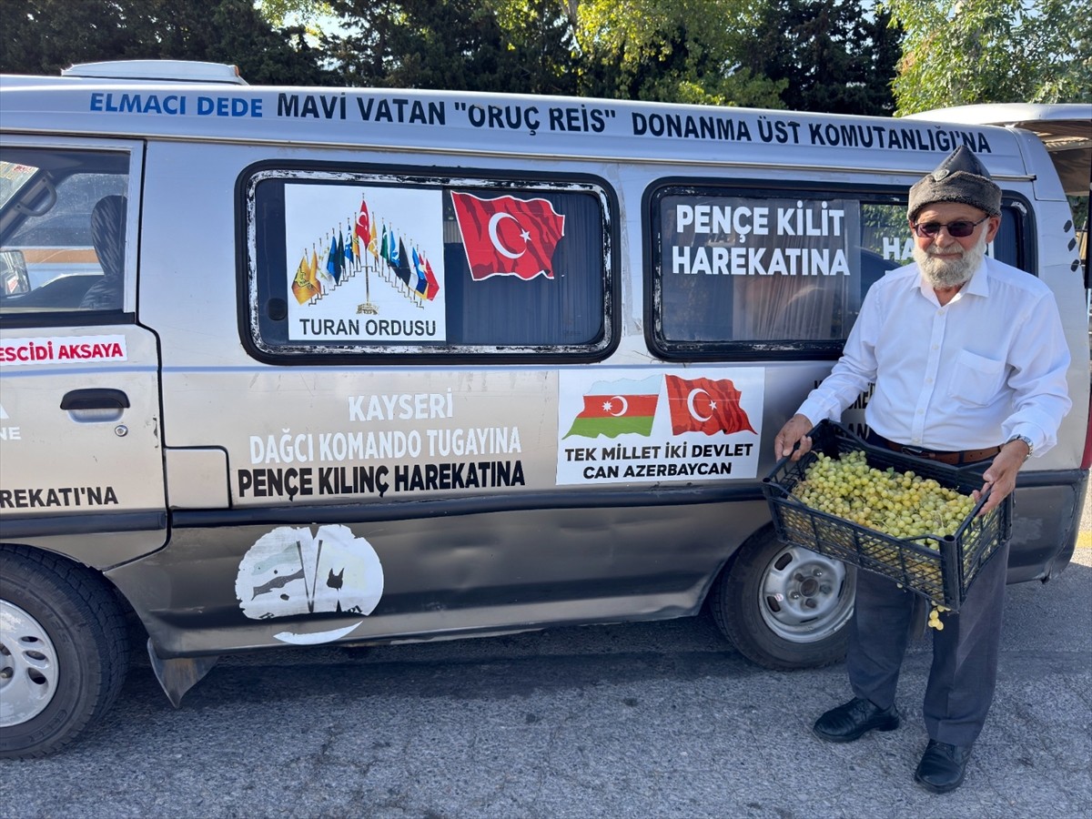 Denizli'de yaşayan 75 yaşındaki Muhammet Yılmaz, Ege Ordusu Komutanlığı'nda görev yapan askerlere...