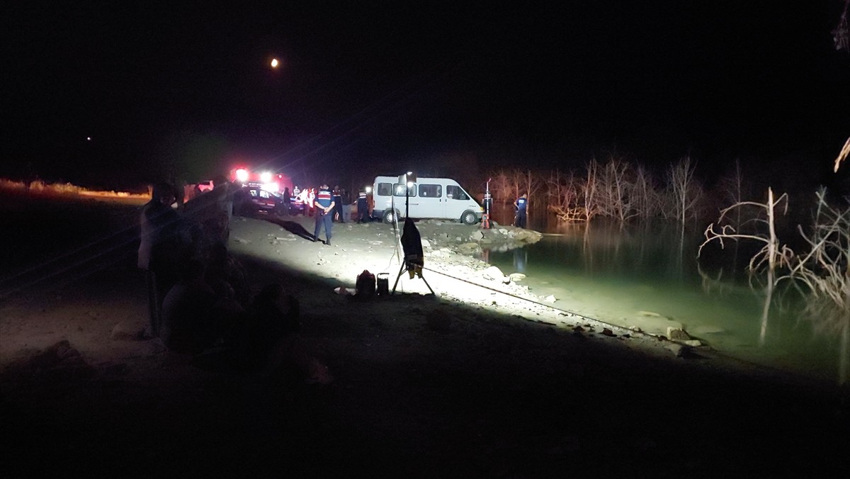 Denizli'nin Buldan ilçesinde, gölete düşen kişinin bulunması amacıyla arama kurtarma çalışması...