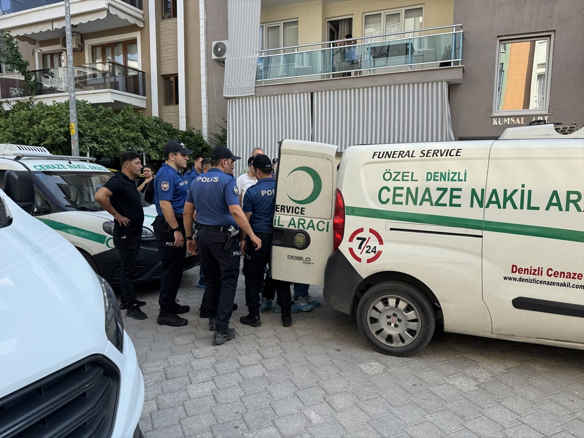 Denizli'nin Merkezefendi ilçesinde yıllık izindeki polis memuru, karısı ile 2 ve 7 yaşlarındaki...