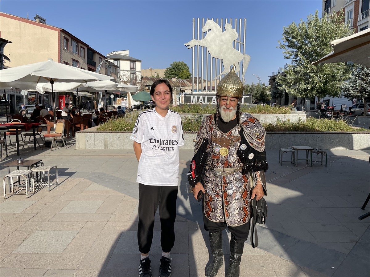 Denizli'nin Tavas ilçesinden Muş'un Malazgirt ilçesine gelen 71 yaşındaki Hasan Keskin, giydiği...