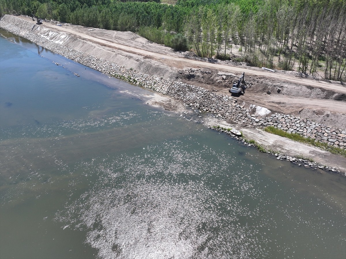 Devlet Su İşleri (DSİ), geçen yıllarda taşkınların yaşandığı Meriç Nehri kıyısında rutin set...