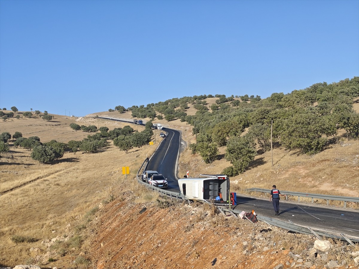 Diyarbakır'da minibüsün devrilmesi sonucu 1 kişi öldü, 15 kişi yaralandı.
