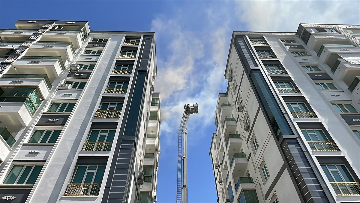 Diyarbakır'ın merkez Bağlar ilçesinde bir binanın 8'inci katındaki evde çıkan yangına itfaiye...