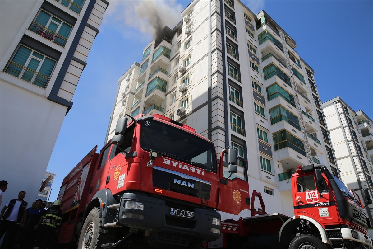 Diyarbakır'ın merkez Bağlar ilçesinde bir binanın 8'inci katındaki evde çıkan yangına itfaiye...
