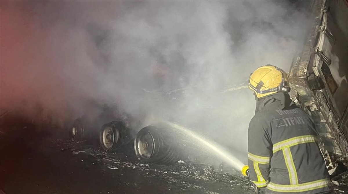  Diyarbakır'ın merkez Bağlar ilçesinde park halindeki tırda çıkan yangın itfaiye ekiplerince...