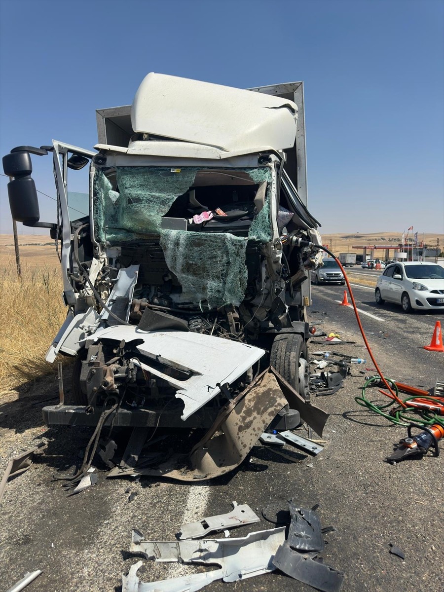 Diyarbakır'ın Silvan ilçesinde saman yüklü araca arkadan çarpan kamyonun sürücüsü hayatını...