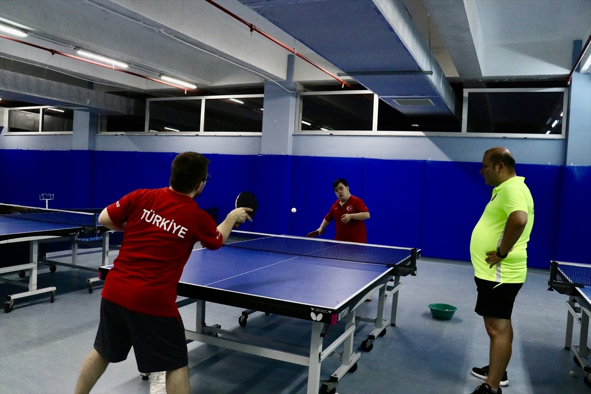 Down Sendromlu Masa Tenisi Milli Takımı oyuncuları 24 yaşındaki Salihcan Öztankal (fotoğrafta9 ve...