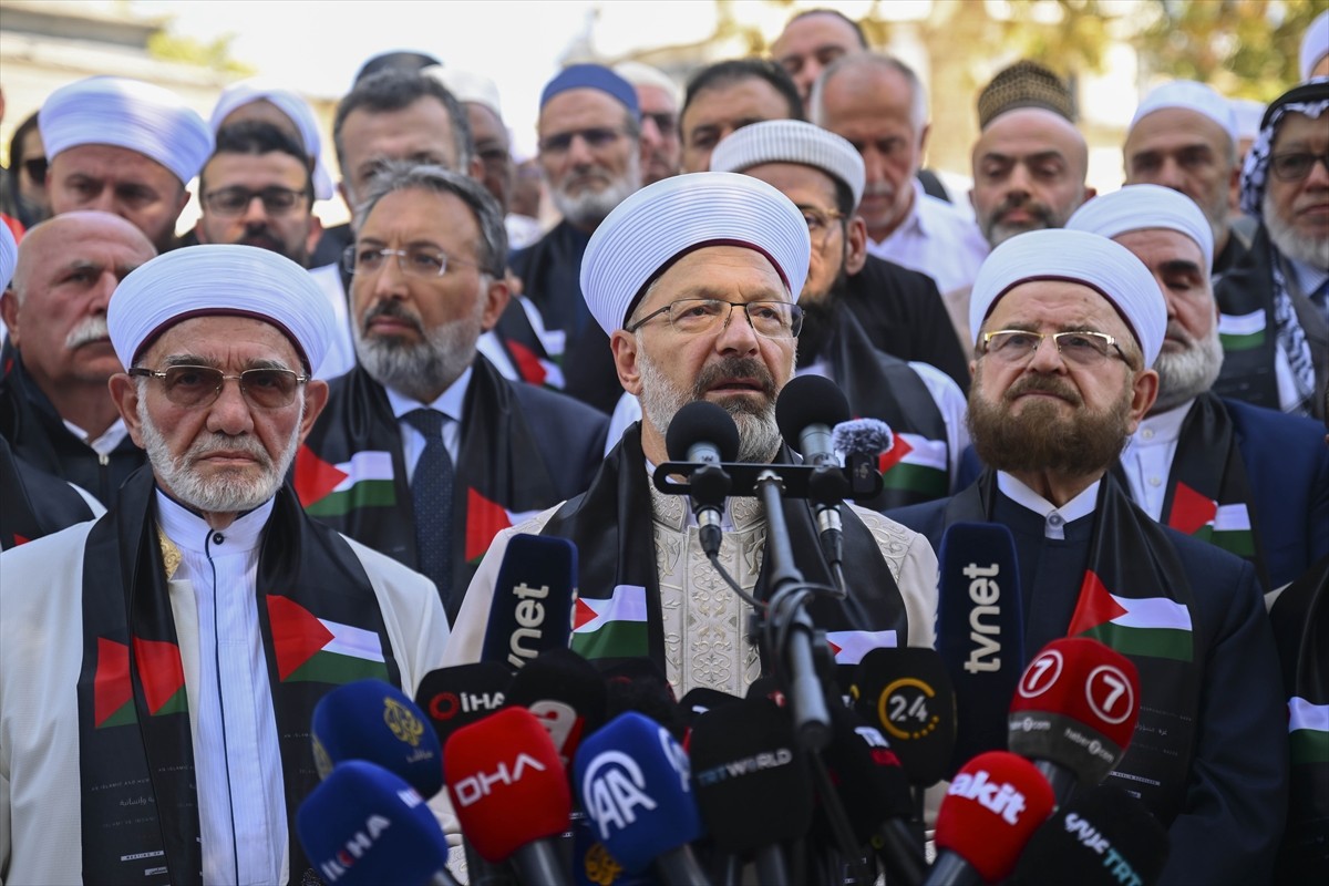 Dünya Müslüman Alimler Birliği ve Türkiye'deki İslam Alimleri Vakfı işbirliğinde düzenlenen 50...